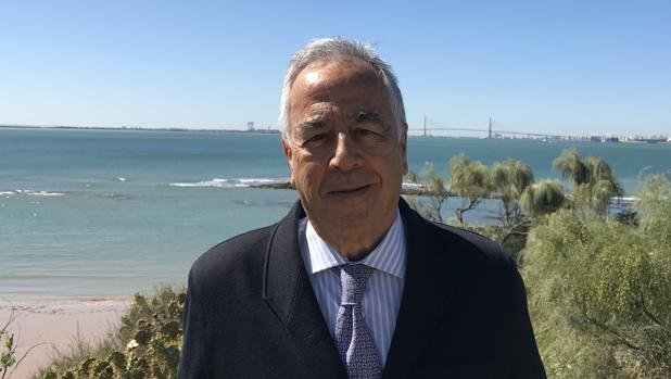 Gregorio Gómez Pina, con el segundo puente sobre la Bahía de Cádiz de fondo