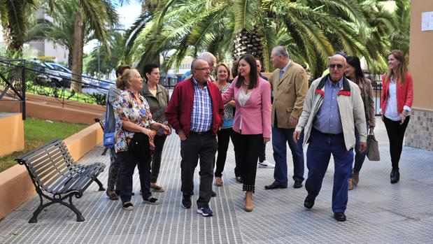 La alcaldesa en la visita con los vecinos de la zona.