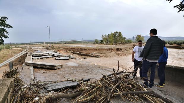 El puente de El Rubio hacia Estepa y Marinaleda, totalmente destrozado por la crecida del río Blanco
