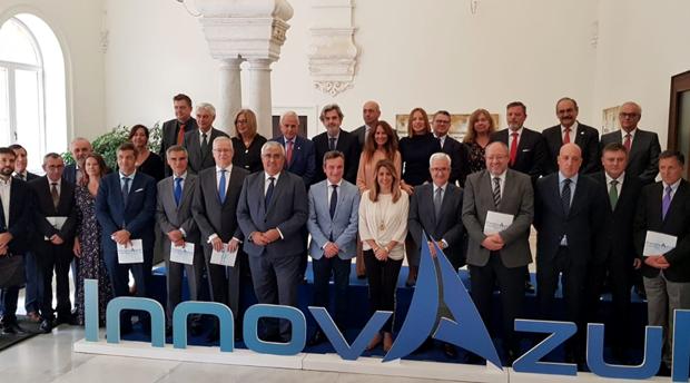 Susana Díaz (en el centro) en la presentación de 'InnovAzul' en Sevilla