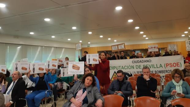 Protesta de los bomberos de la Diputación de Sevilla durante la celebración del pleno este martes