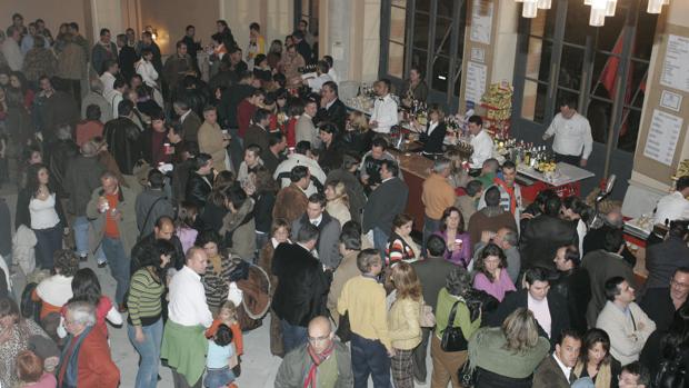 Ambiente en el ambigú del Falla durante una sesión de COAC, años atrás.