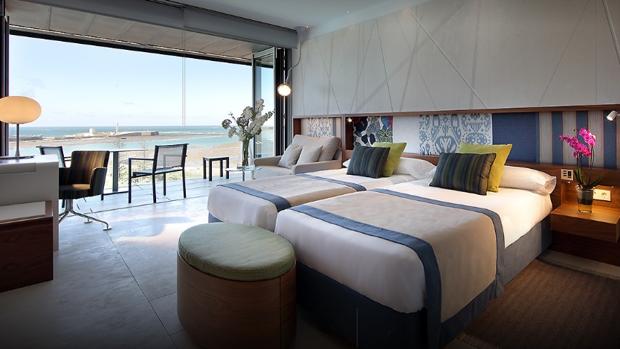 Suite con vistas al Castillo de San Sebastián en el Parador Hotel Atlántico