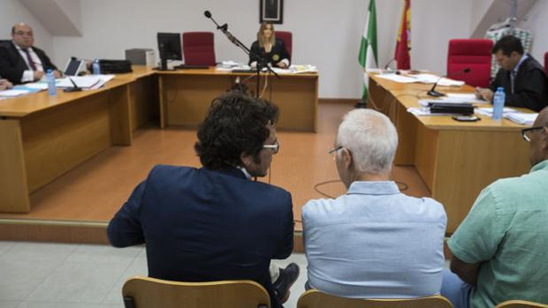 El alcalde de Cádiz, el día del juicio, sentado en el banquillo.