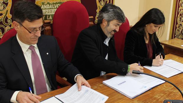 El alcalde de Coria del Río, Modesto González (centro), durante la firma del contrato de limpieza con Ferrovial