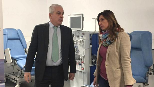 El consejero delegado de Avericum, Javier Artiles y la delegada del Estado en la Zona Franca, Victoria Rodríguez, durante la visita a la clínica.