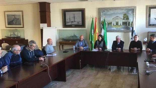 Momento de la reunión entre la responsable del área de Reparaciones de Navantia y representantes del astillero de San Fernando