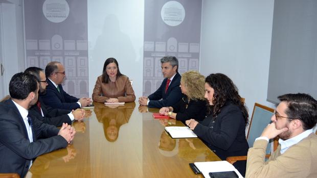 Reunión de la alcaldesa con el Consejo para la firma de un convenio.
