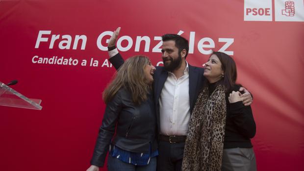 Fran González, entre Irene García y Adriana Lastra.