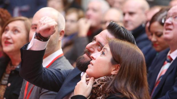 Fran González, junto a Adriana Lastra, durante su acto de presentación.