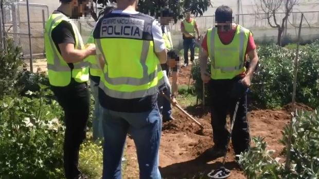 Los agentes tuvieron que buscar en la finca una de las armas utilizadas.