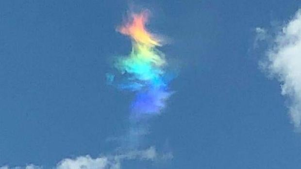Ejemplo de arcoíris de fuego en el cielo