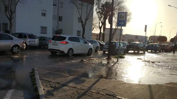 Imagen del agua inundando la acera y la carretera.