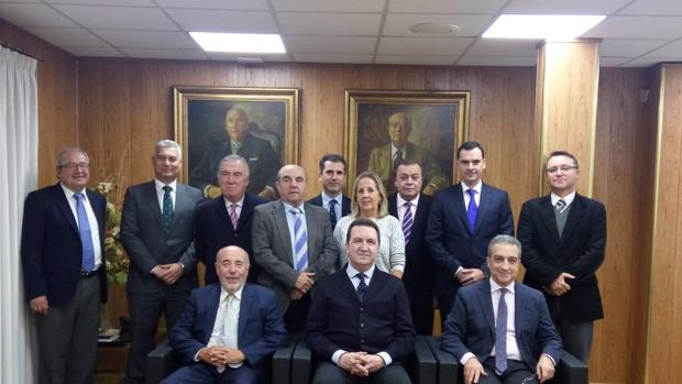 Los patronos de la Fundación Caja Rural de Utrera junto al notario utrerano José Montoro