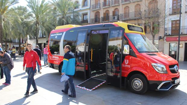 Los ciudadanos ya han podido conocer el nuevo autobús de Utrera en la plaza del Altozano