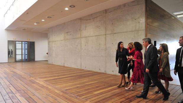 La alcaldesa de San Fernando y la ministra de Fomento, en el edificio vacío.