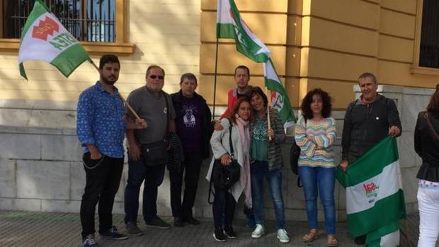 Representantes de Ustea, Confluencia Sindical de la Bahía y del sindicato de justicia, esta mañana frente a la Seguridad Social