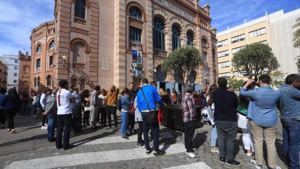 Los aficionados rinden homenaje a Juan Carlos Aragón.