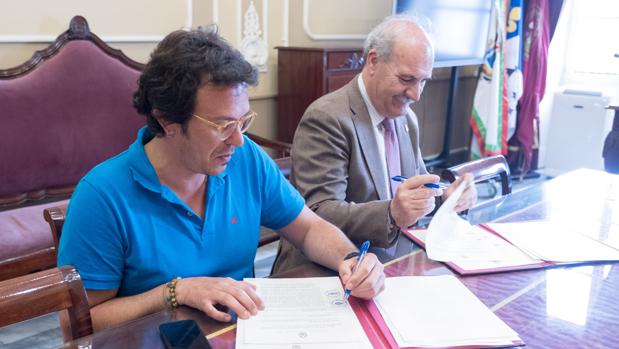 El alcalde firmando este martes el convenio con el Consejo Local de Hermandades y Cofradías.