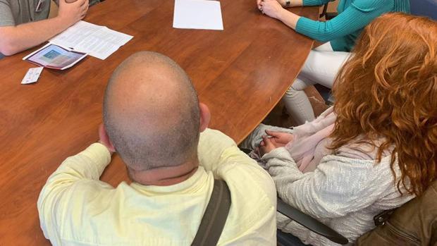 El profesor , durante la reunión con las administraciones