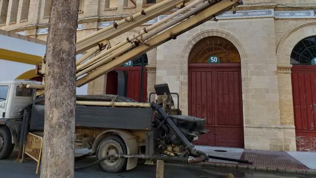 Las máquinas en la instalación de la plaza de toros.