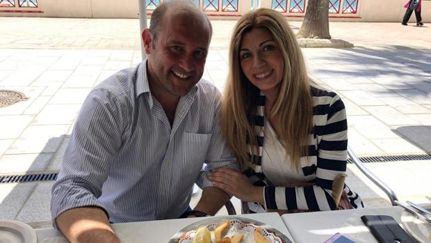 Juancho Ortiz (PP) comiendo en el paseo marítimo con su mujer y unos amigos.