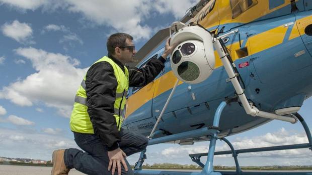 Inspección a un helicóptero 'Pegasus'y a sus cámaras