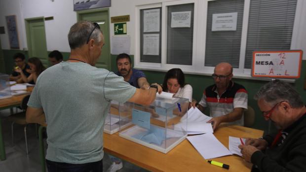 Un gaditanos acude a votar a su mesa electoral a primera hora de la mañana