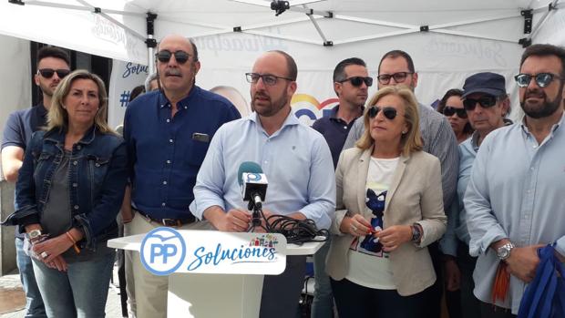 Germán Beardo con parte de su lista electoral