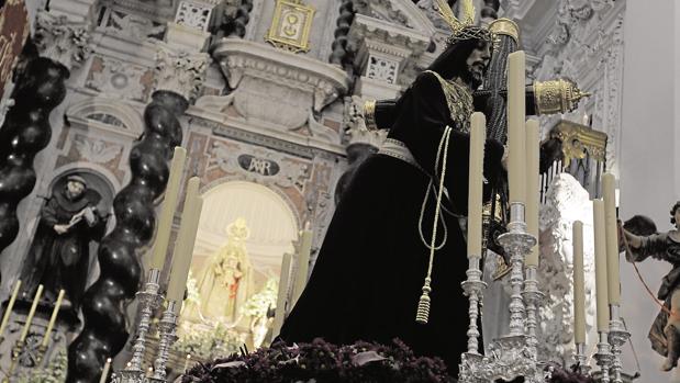 El Nazareno, a los pies de la Patrona en 2016