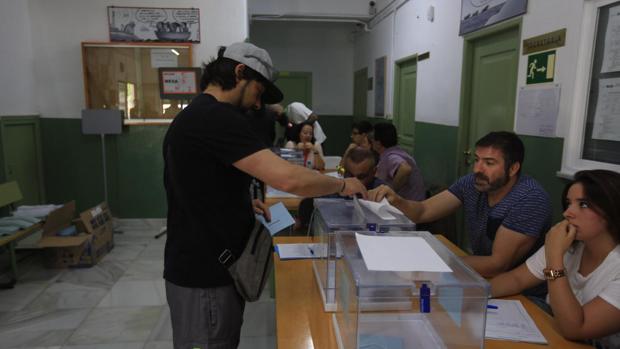 Un gaditano ejerciendo su derecho al voto.