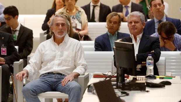 El cabecilla de la trama Gürtel, Francisco Correa (i), y su número dos, Pablo Crespo (d), son juzgados desde este lunes en la Audiencia Nacional.