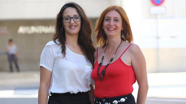 Nuria y Esther, artífices de la demanda, en El Puerto.