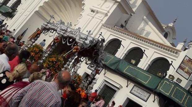 La rueda del Simpecado se rompió en el camino a la Aldea
