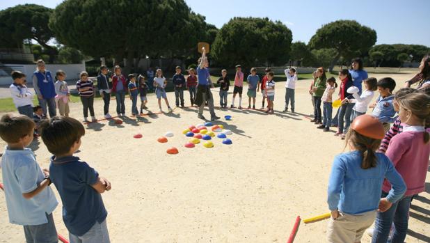 Niños de familias numerosas jugando