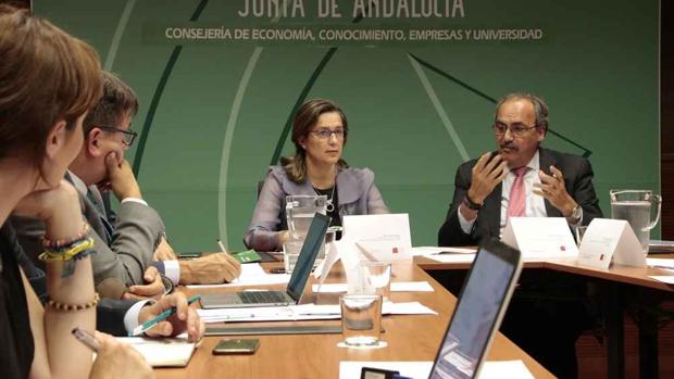 María Inmaculada Ramos, directora general de Universidades de la Junta de Andalucía, y Prudencio Escamilla, presidente del Foro de los Consejos Sociales de las Universidades Públicas de Andalucía.