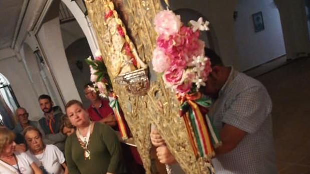 Despedida agridulce y precipitada del Simpecado del Rocío de Cádiz