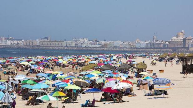 Imagen de archivo de la gaditana playa de la Victoria.