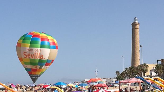 El globo aerostático, en la playa de Chipiona.