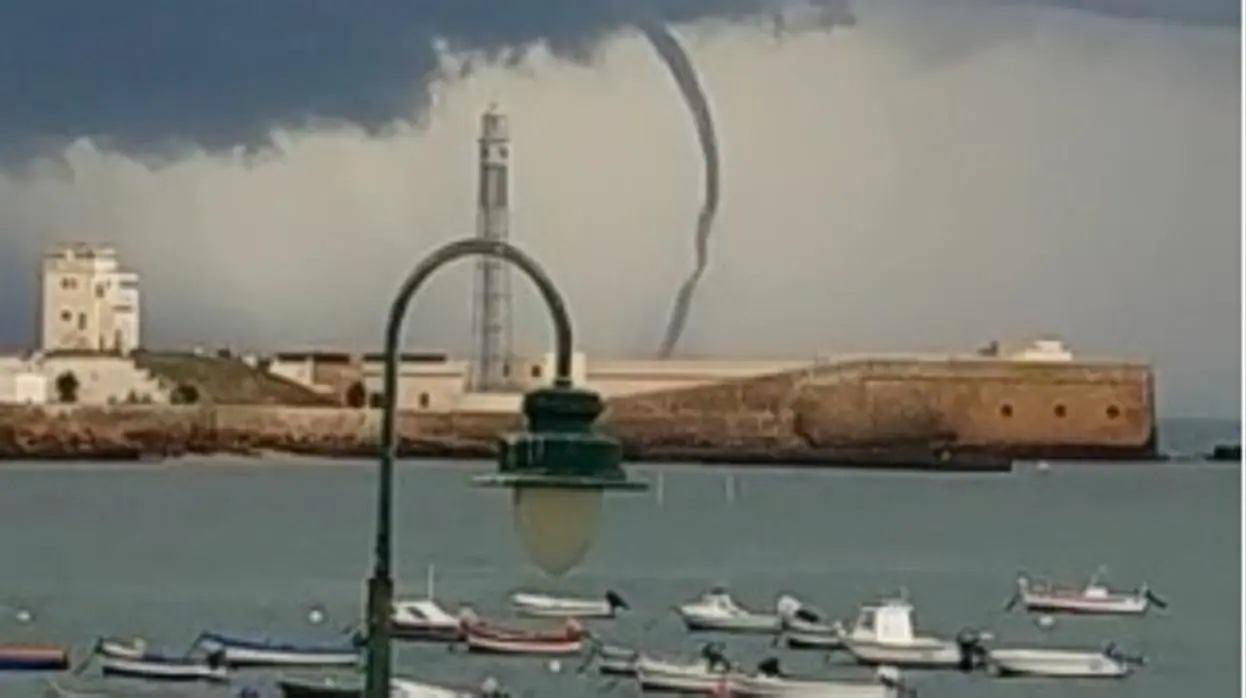 Tornado Cadiz Una Manga Marina Pasa A Pocos Metros De La Playa De