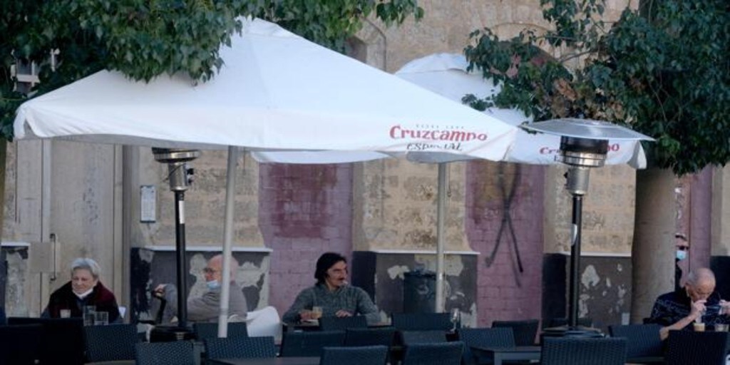 moderadamente ducha importante El conflicto de las terrazas en Cádiz salta a la publicidad en el mobiliario