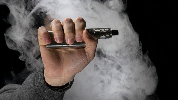 Una mano sostiene un cigarrillo electrónico