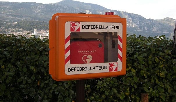 Desfibrilador en un lugar público