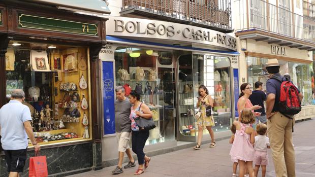 Varios comercios en el Casco Histórico de Sevilla