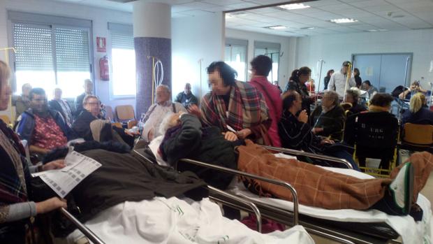 Sobre estas líneas, urgencias del Hospital General del Virgen del Rocío ayer a las tres de la tarde