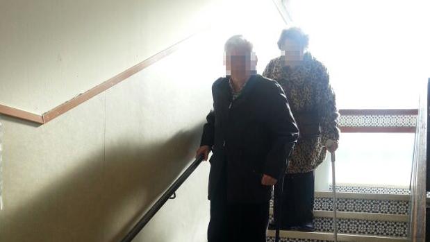 Ancianos bajan despacito las escaleras