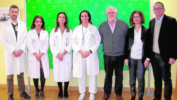 Miembros del equipo médico de Valme junto con responsables de la asociación Asprocese