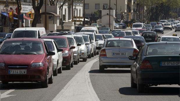 Tráfico intenso de vehículos en Paseo Colón