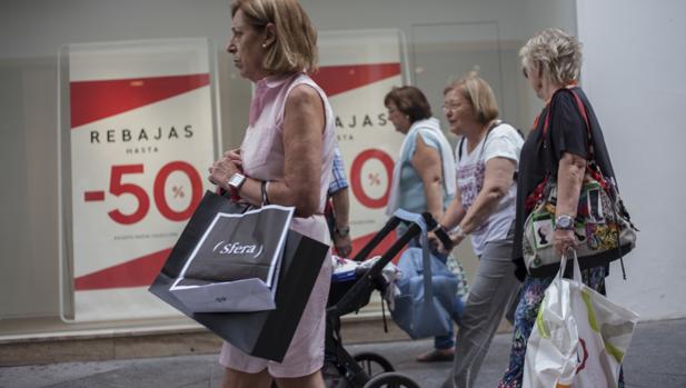 Un escaparate de un comercio del Centro anuncia rebajas del 50 por ciento