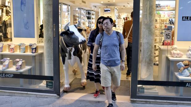 Turistas orientales salen de un comercio de la calle Sierpes